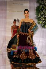 Model walks the ramp for Manish Malhotra at Aamby Valley India Bridal Week day 5 on 2nd Nov 2010 (169).JPG